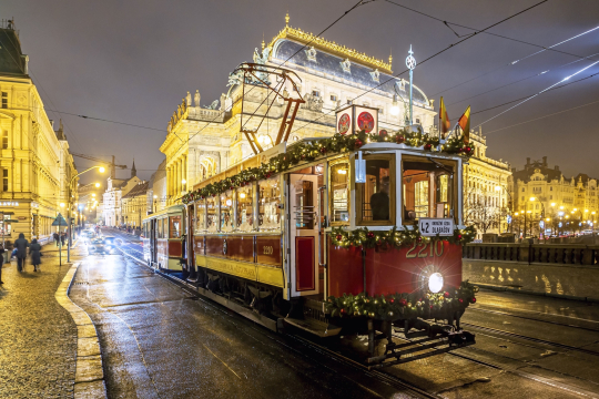 Das Begleitprogramm in Prag bietet eine Schifffahrt auf der Moldau, ein leuchtendes Floß, eine Weihnachtsstraßenbahn oder kreative Workshops für Kinder