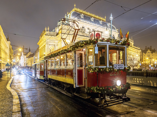 Das Begleitprogramm in Prag bietet eine Schifffahrt auf der Moldau, ein leuchtendes Floß, eine Weihnachtsstraßenbahn oder kreative Workshops für Kinder